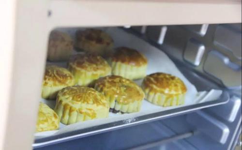 同做中秋月饼，共享佳节浓情