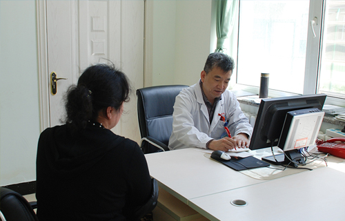 10年无私奉献，只想为青年医生做点事