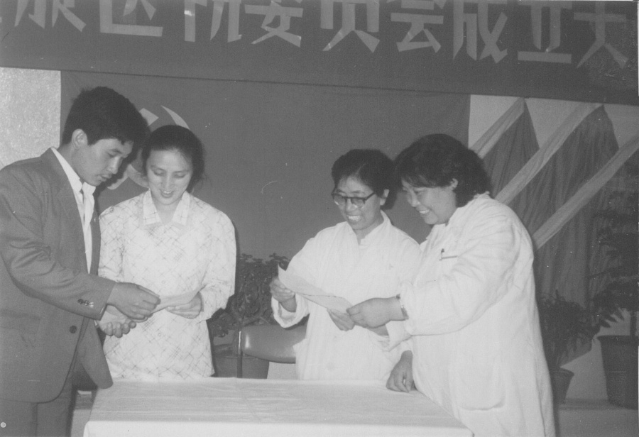 1979-2_副本黑白色_副本.jpg